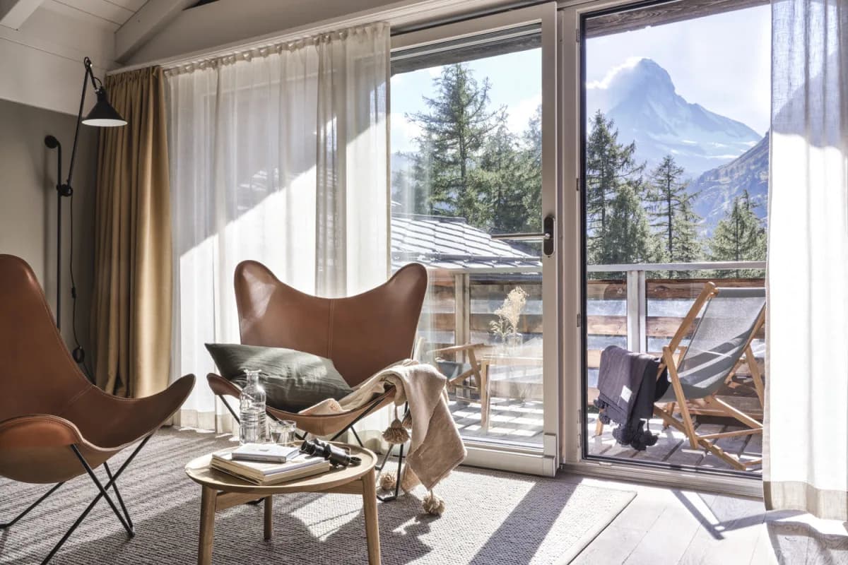 A sunlit lounge at CERVO Mountain Resort with the Matterhorn visible beyond its terrace